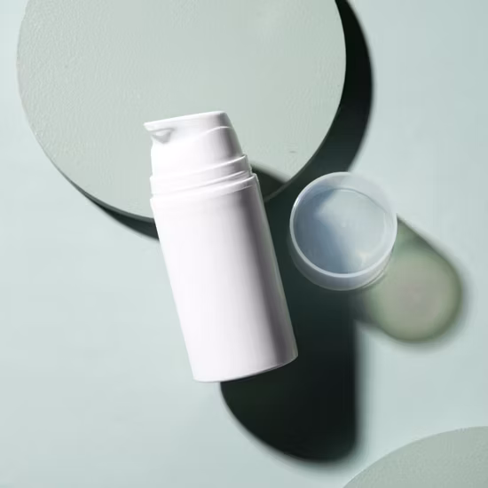 2022 Новый роскошный стиль косметической упаковки на заказ белая безвоздушная бутылка